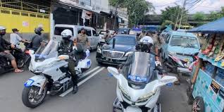 Pak jokowi paling aman dukung prabowo di 2024. Jelang Lebaran Presiden Jokowi Bagikan Sembako Di Cideng Jakpus Merdeka Com