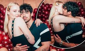 Hot and busty girlfriend masturbates for valentine. Sophie Turner Gushes Joe Jonas Makes Her The Happiest In Sweet Valentine S Day Post Daily Mail Online