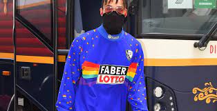 Takich jak pudełka bez nadruku lub plastikowe torebki. Nba Star Tragt Legendares Klassisches Bochum Trikot Vor Spiel Nur Fussball