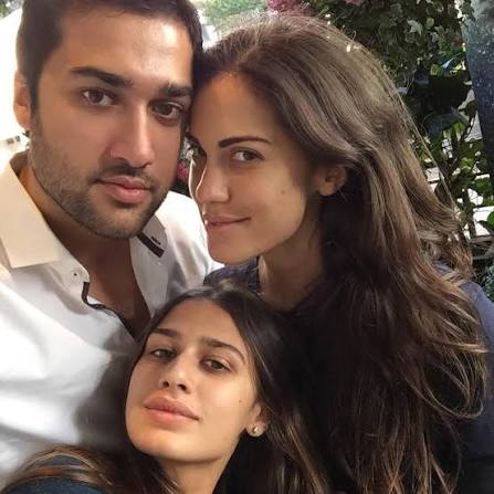 Best family in the world ❤️ @abesassoonmunns @Zara_Zoffany I love you guys #reunited 😍