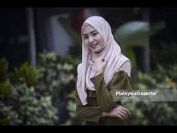 Tirai malam melabuhkan kenangan kita bersama dan bersaksikan gerimis yang memilukan. Wany Hasrita Rintihan Rindu Lirik Chords Chordify