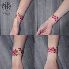 Une fleur de lotus symbolise l'ouverture. 100 Idees De Tatouages Bracelet Pour Femme Tatouez