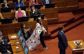 Tomás hirsch defiende a motuda de las críticas de auth: Era Que No Florcita Motuda Juro Como Diputado Vestido Fiel En Su Estilo Fortin Mapocho