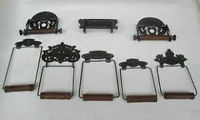 En bobine, plié ou en rouleau, ce sont trois références différentes qui, si vous souhaitez utiliser un distributeur, doivent être choisi avec. Vintage Retro Vieux Style Fonte Et Bois Porte Rouleau Papier Toilette Ebay