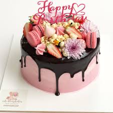 Cette Jeune Patissiere Est La Reine Des Gateaux D Anniversaire Sur Instagram Fraise Au Chocolat Idee Gateau Drip Cakes