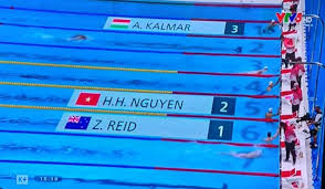 Huy hoàng khoác trên mình cờ tổ quốc khi nhận giải. Cxqy6sq P81rym