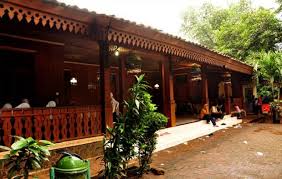Atapnya berbentuk joglo suatu pertanda ada pengaruh bentuk rumah tradisonal jawa. Rumah Kebaya Rumah Adat Betawi Jakarta Beserta Gambarnya Cinta Indonesia