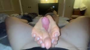Foot rubbing lindabooxo footjob in bed