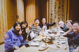 #王彥霖艾佳妮婚禮現場照# #王彥霖婚禮現場照# @王彥霖 @艾佳妮a 今日舉行海島婚禮，兩人身穿中式禮服，喜氣滿滿。接親兄弟團成員有@尹正 @曲哲明 @秦俊杰 @韓東君elvishan @王鶴棣_dylan 等，接親現場圖看著氛圍也. çŽ‹å½¦éœ– æ–°æµªå¾®åš äºŒå¼ åˆå½±ç…§ç‰‡æ¬¢èšä¸€å ‚è¿›æ­¥ åˆ¶é€ ä¸šç»ç†äººç½'