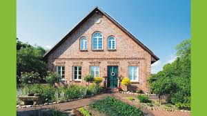 haus westfalen klinker landhaus bauernhaus klassisch ziermauerwerk fertighaus rundbogenfenster sandstein sprossenfenster holztur ansich haus bauen haus baustil