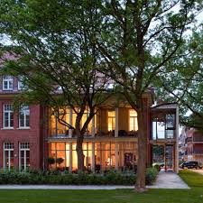 Lower ground living area with views into garden. We Build Hamburg Hochtief