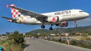 Vous voyagez avec la compagnie volotea ? Magnifico Aterrizaje De Un A319 De Volotea En Skiathos Donde Los Aviones Casi Se Tocan Con Las Manos Noticias De Video Videos Revista De Turismo Preferente Com