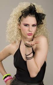 80er Frisuren Feine Locken Volumen Blonde Haare Haarband Stirnband Schwarz 80er Frisuren Schal Frisuren Disco Frisuren