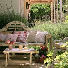Le design suit la tendance, fini la vieille chaise de jardins, les designers relooke nos jardins en adaptant nos. Jardin Mediterraneen 90 Idees Pleines De Soleil Archzine Fr