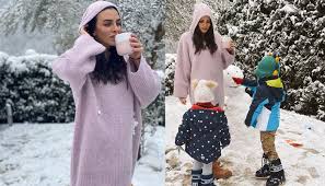 Neslişah alkoçlar, 2 aralık 1988 tarihinde i̇zmir'de doğmuştur. Neslisah Alkoclar Shares More Pictures With Kids And A Snowman