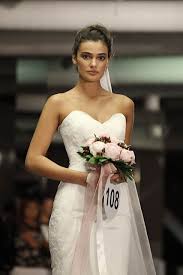 İki yıldır şarkıcı can bonomo ile aşk yaşayan oyuncu öykü karayel, dün akşam kıyılan nikah töreninde ikiz kardeşinin tasarladığı resimli gelinliği giydi. Gelinlikler Goz Kamastirdi