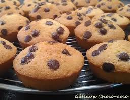 Petits Gateaux Aux Pepites De Chocolat Et A La Noix De Coco Petit Gateau Au Chocolat Recette Moelleux Chocolat Gateau Pepite De Chocolat