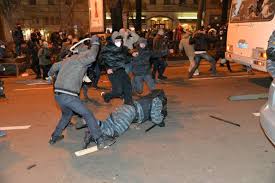 Рискованный поступок: беларус с бело-красно-белым флагом бежит за силовиками - Цензор.НЕТ 2902