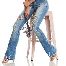 Calça Flare Esta Na Moda 2018 Calca Flare Jeans Com Aplicacoes De Perolas Que E Tendencia Na Colecao Primavera Verao 2018 Calca Flare Calca Moda Feminina Online