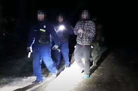 Megöltek két embert szegeden, egy 28 éves férfit keres a rendőrség Megolte Ket Ismeroset Egy Ferfi Szegeden Veres Ruhaban Fogtak El A Belvarosban Roviden