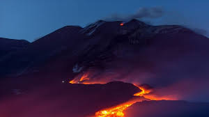 Es conocido como mongibello en el idioma siciliano, y como aetna en el latín. El Volcan Etna Entra En Erupcion