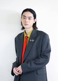 300万人が笑って泣いた アホで愛おしい青春物語 お笑いコンビ ピースの又吉直樹の初純文学作品にして 第153回芥川賞 受賞作 火花 をお笑い芸人であり 映画監督でもある板尾創路の手によって映画化 主演はあの大人気cmで共演中の2人 若手no 1俳優 メンズ