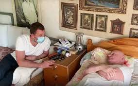 Ветеран войны — значит, очень старый и, скорее всего, нищий. Na Navalnogo Zaveli Delo Ob Oskorblenii Veterana Iz Za Rolika Rt Pro Konstituciyu Sam Pensioner Postov Oppozicionera Ne Videl Zato Vozmutilis Solovev I Simonyan Meduza