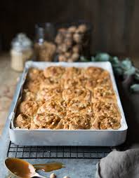 Zum schluss wird der kuchen mit einer cremigen karamellsoße beträufelt. Walnuss Karamell Hefeschnecken Mit Karamellsauce Zimtkeks Und Apfeltarte