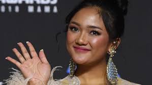 Marion jola makin memantapkan langkahnya di panggung musik. Review Album Marion Jola Marion