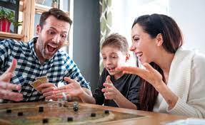 Incluye 2.400 preguntas de conocimiento general. 6 Juegos De Mesa Para Jugar En Familia Eres Mama