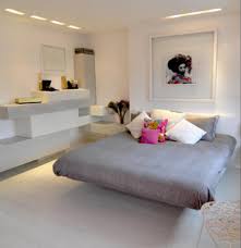 Le mobile bébé papillon, le tabouret, et la chaise transparente ponctuent la chambre, pour un côté moderne, chic et naturel. Murs Et Ameublement Chambre Tout En Gris Tendance