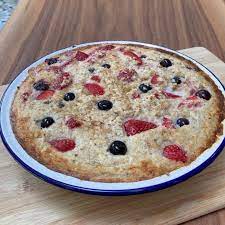 Try These Coconut And Berry Baked Porridge Oats For Breakfast Indie Loved These Too So They Mak Joe Wicks Recipes Baked Oats Smoothie Recipes Strawberry