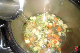 Il minestrone invece non prevede la cottura nel brodo, ma in semplice acqua, generalmente arricchita da olio o qualche altro grasso: Minestrone Surgelato Minestroni Ricette Minestrone Surgelato