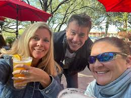 What's the live music like at this recommended lunch spot?