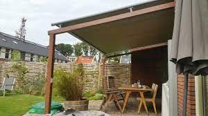 houten terrasoverkapping met oprolbaar doek plaza veldman zonwering terrasoverkapping terras schaduw buitendecoraties