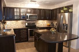 Kitchen Round Stone Above The Barstool Brown Laminated Wooden Cabinet Glass Tile Backsplash Hoods Cabinets Dark Granite Kitchens With And Idee Deco Deco