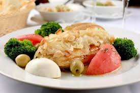 500 g de batata 500 g de bacalhau 4 cebolas grandes 1 lata de creme de leite 1 lata de azeitona verde azeite sal a gosto. Receita De Bacalhau Com Batatas Ao Murro Casa Vogue Receita