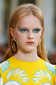 The Best Make Up Looks From The Spring Summer 2021 Fashion Weeks In 2020 Summer Beauty Trends Catwalk Makeup Winter Beauty Trends
