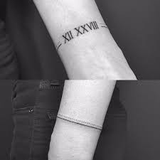 Los tatuajes de números romanos se convirtieron desde hace años en una de las mejores maneras de expresar sobre la piel fechas o números importantes para las personas, unos diseños que han tenido una gran popularidad en todo tipo de ámbitos y que han logrado sobresalir sobre otros diseños por motivos diversos. Significativos Tatuajes De Numeros Romanos Numeros Romanos Significativos Tatuajes Tatuajes Numeros Romanos Tatuaje Numeros Tatuaje De Aniversario