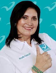 Elvira Ambriz's Instagram, Twitter & Facebook