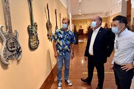 Pedro Aragón muestra sus guitarras recicladas en la Sala Antonio Montiel