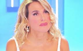 La conduttrice di pomeriggio 5, infatti, mercoledì sera è rimasta vittima di un incidente casalingo che lei stessa ha raccontato sul suo profilo instagram. Pomeriggio 5 Struggente Sfogo Di Barbara D Urso Mia Madre E Morta Molto Giovane Proprio Per Quello Se Fosse Accaduto Oggi Libero Quotidiano