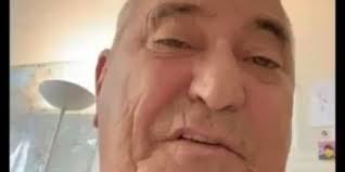 Exfiltré rapidement par ses gardes du corps, l'humoriste a déclaré quelques mots, touchants, aux journalistes qui couvraient l'événement. Presidentielle 2022 Jean Marie Bigard Jette L Eponge