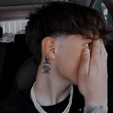 Tổng hợp 555+ hình xăm chữ sau tai hot trend hiện nay