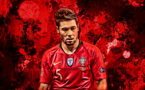 Rúben dias und pepe beginnen in der innenverteidigung, josé fonte ist eine option, während nélson semedo und raphaël guerreiro die außenverteidigerpositionen besetzen. Herunterladen Hintergrundbild Raphael Guerreiro Rote Farbe Spritzt Portugal National Football Team Grunge Kunst Raphael Adelino Jose Guerreiro Fussball Portugiesische Nationalmannschaft Kreativ Mit Einer Auflosung Zu Uberwachen 2880x1800 Bilder