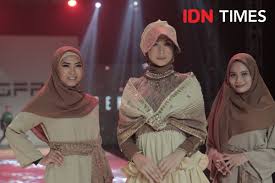 Is a large tube or length of fabric, often wrapped around the waist, worn in southeast asia, southern asia, western asia, northern africa, east africa. 5 Bukti Sarung Juga Menawan Buat Cewek Gaun Pesta Sampai Kasual