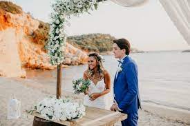 Siete degli inguaribili romantici e l'acqua è l'elemento naturale che preferite? Come Organizzare Un Matrimonio In Spiaggia Unadonna