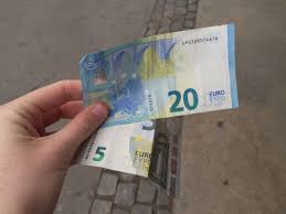 The Twenty Euro Banknotes Depict Bridges And Arches Doorways In Gothic Architecture While The Five Euro Banknote Depicts Archite Extra Geld Verdienen Extra Geld