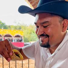 Quieres un “Putazo”..? Así se llama este postre típico de Ocotlán Jalisco y  la región, algunos lo llaman “churro relleno”, en su interior está relleno  de cajeta. Dicen que «Putazo» nunca ha