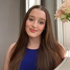 Holly Fryer's Instagram, Twitter & Facebook